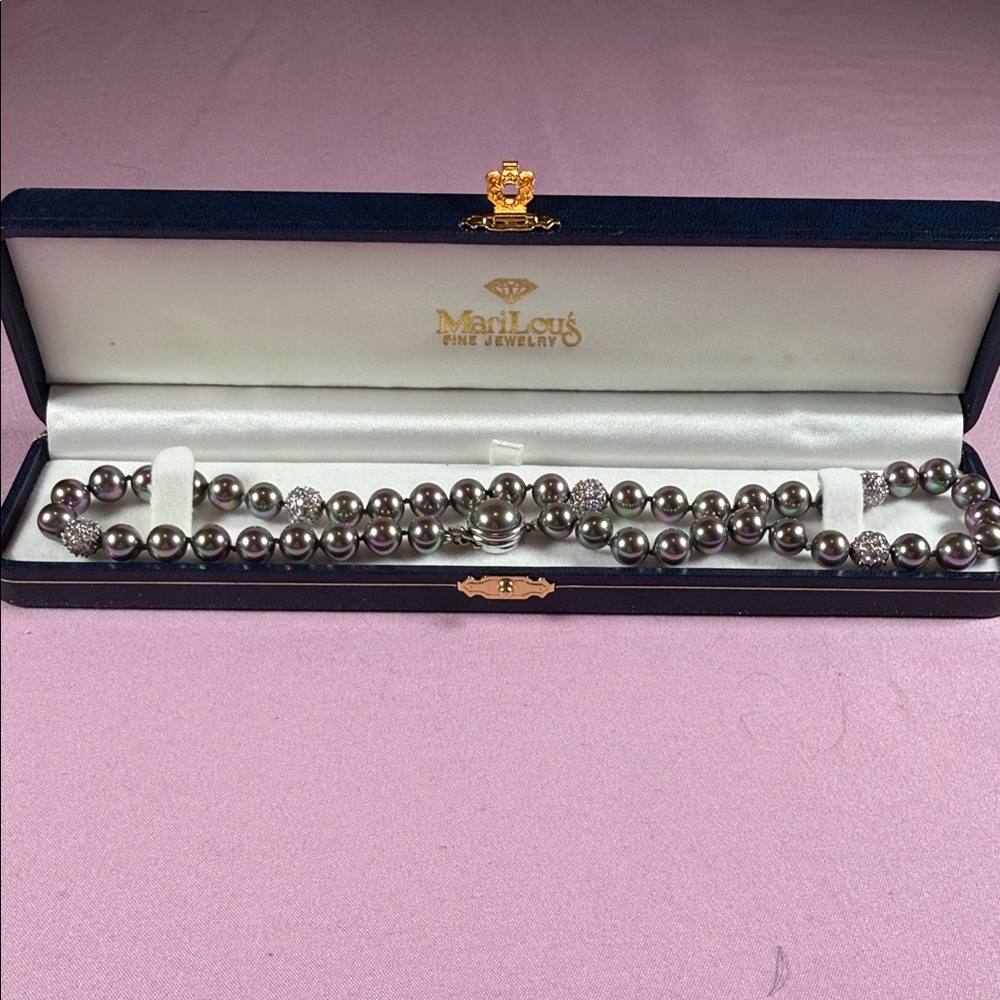 MaiLou's Exquisite Majorica Gray Pearl Necklace